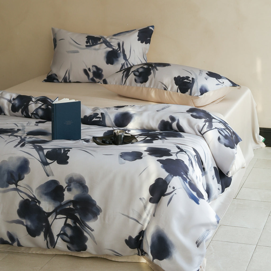 Ink-Wash Floral Duvet Cover Set – Navy Blue & Cream Elegant Bedding with Pillowcases